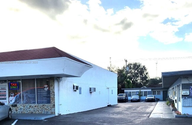 Building Photo - 6300 Miramar Pkwy Unit 8