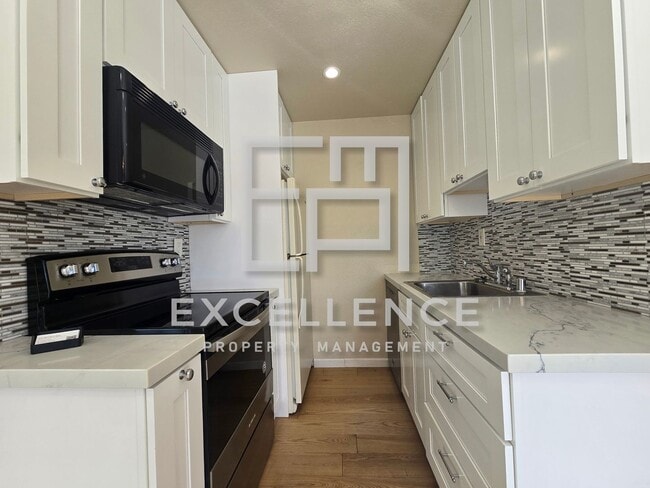 Photo - 1/1 Condo with Vaulted Ceilings, Community Pool, Parking, Fireplace and Updated Throughout!