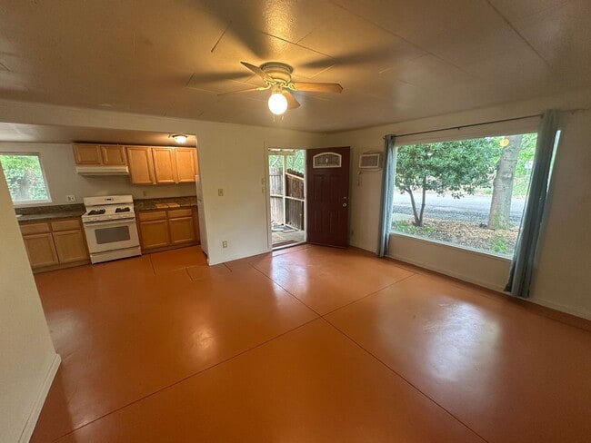 Photo - 2050 Laburnum Ave
