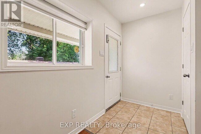Photo - 2055 Victoria St