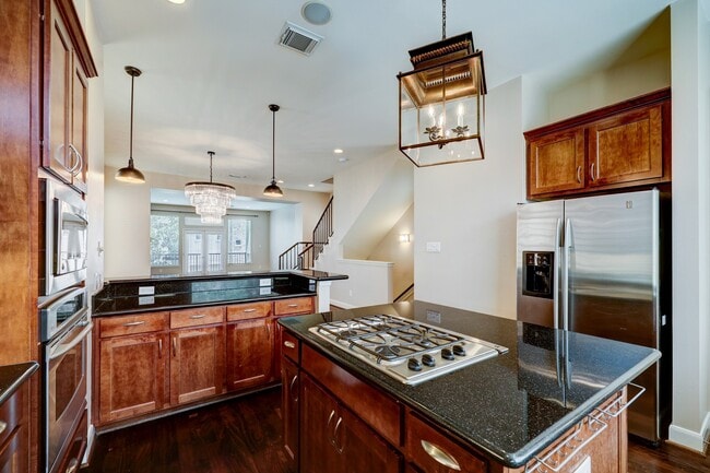 Photo - 5202b Rose St