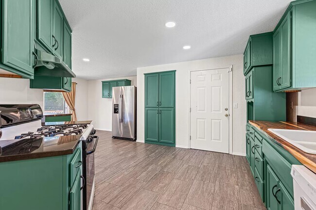 Photo - 110 NW Sinclair Dr