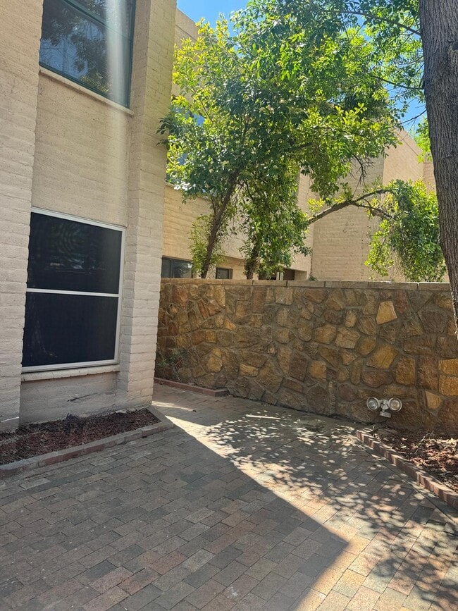 Building Photo - 2820 E Sierra Vista Rd