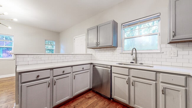 Photo - 2355 Hill St NW