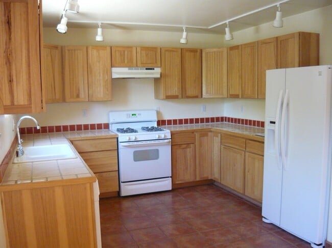 Building Photo - 512 Acoma St Unit UNFURNISHED Taos Condo