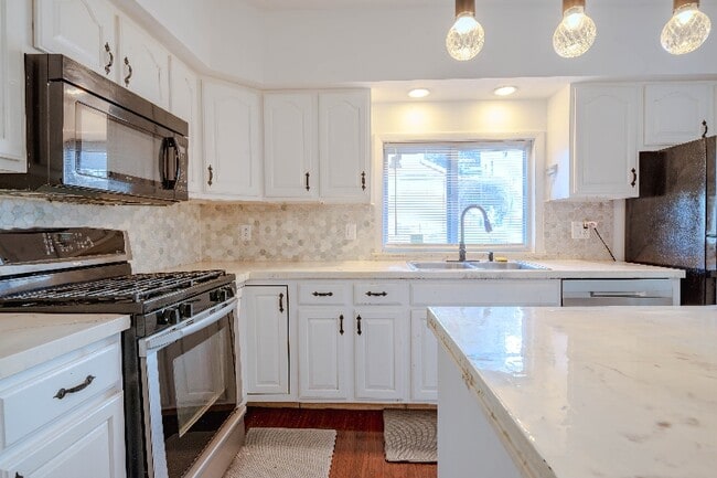 Photo - 301 McLean St