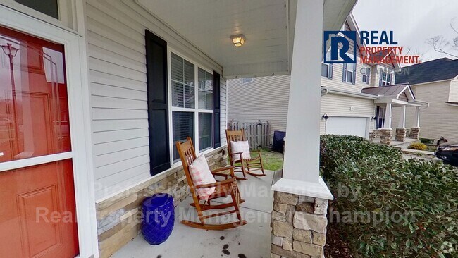 Building Photo - Spacious Executive Home on Friendly Cul-de...