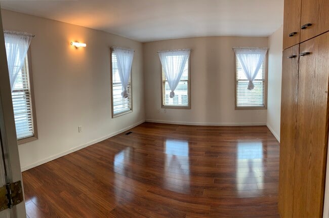 Photo - 111 E 6th St Unidad A