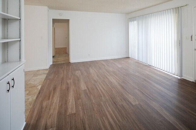 Photo - Pacific Beach: 2 BR with Parking and Private Patio! Unit 04