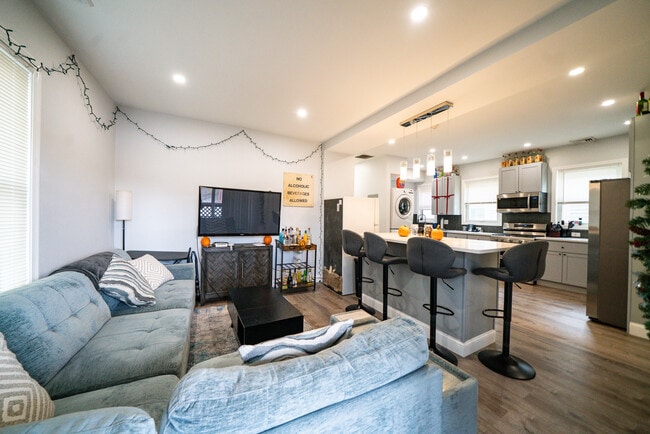 Building Photo - 137 Centre St Unit 3