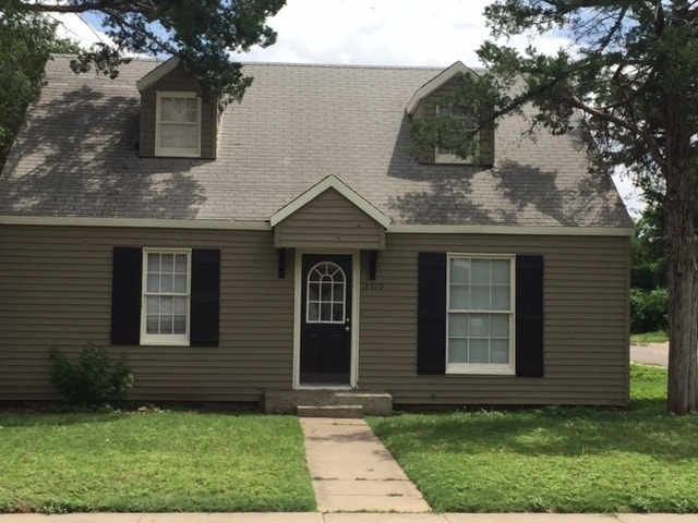 Building Photo - Awesome 4 or 5 bedroom/ 2 bathroom /4 car garage