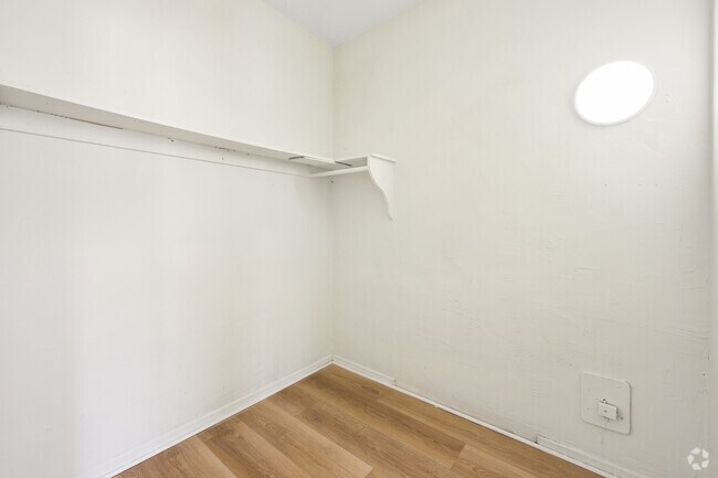 Studio - 455SF - Closet