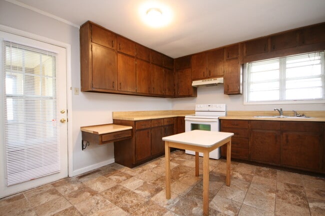Photo - 417 Greenacres Dr NW