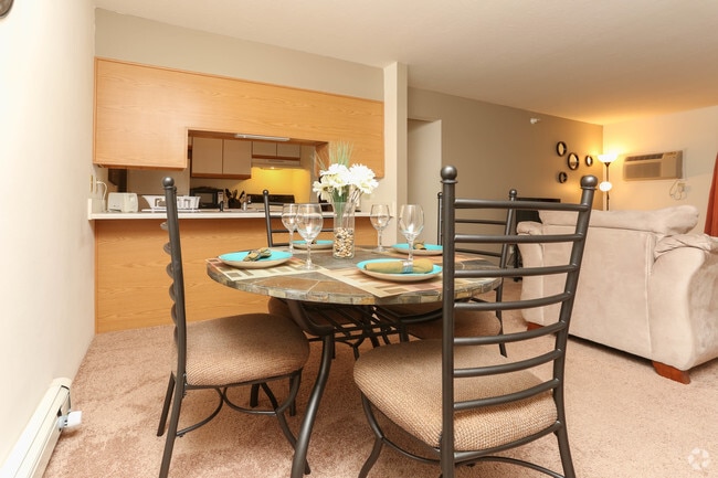 1BR, 1BA - 700 SF - Dining Room