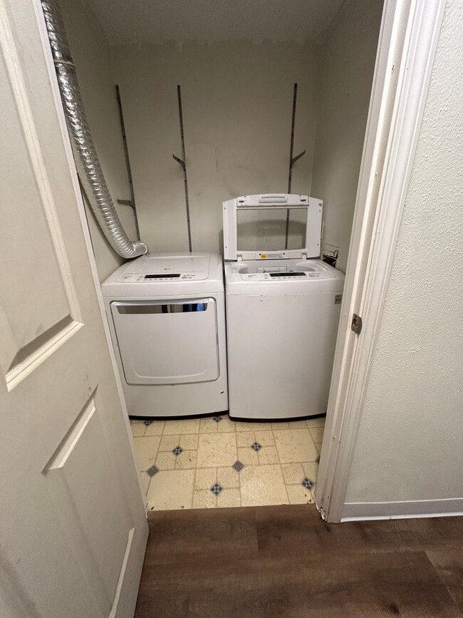 Building Photo - 2 Bedroom, 1 Bathroom apartment Available Immediately Unit 1