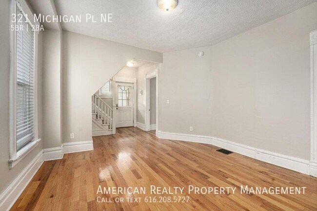 Photo - 321 Michigan Pl NE