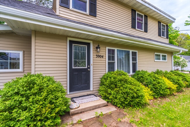 Photo - 226302 Swan Ave