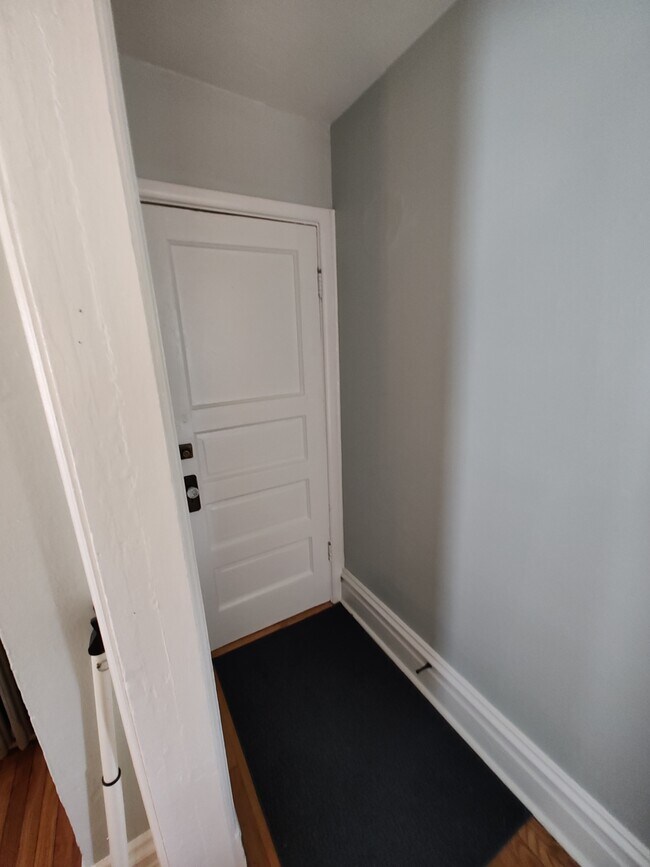 Front door to main foyer - 617 Delles Rd Unidad C