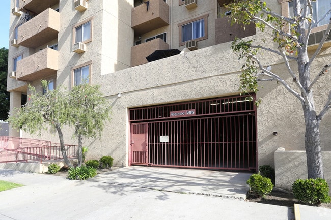 Photo - Modern Living in the Heart of Venice – Ren...