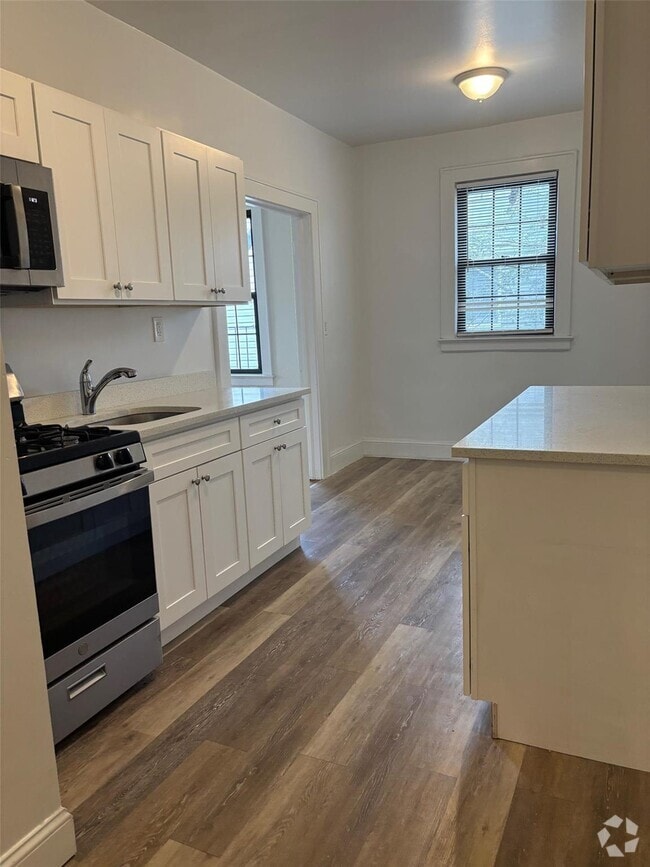 Building Photo - 28 W Neck Rd Unit 3D Rental