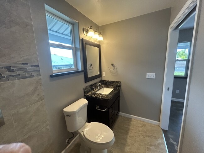 Photo - 16-2106-2106 Silversword Dr