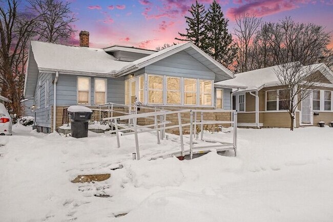 Building Photo - Spacious three-bedroom, one-bath home featuring a functional floor plan, & generous living space