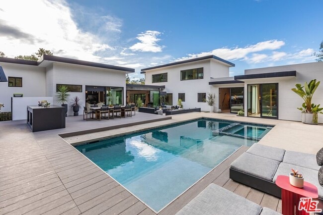 Building Photo - 9455 Eden Dr