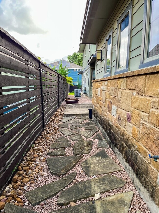 Photo - 926 E 54th St