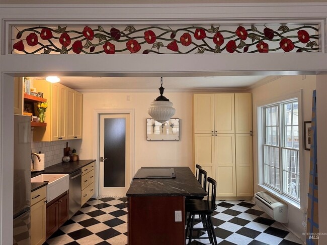 Photo - 515 W Hays St