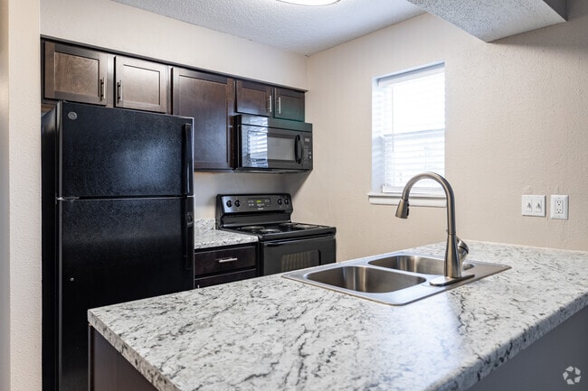 1BR, 1BA - 633SF - Brickstone at Woodlawn LLC