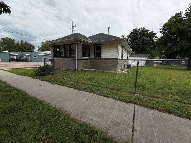 Charming 2-Bedroom Home with Spacious Back... - Charming 2-Bedroom Home with Spacious Back...
