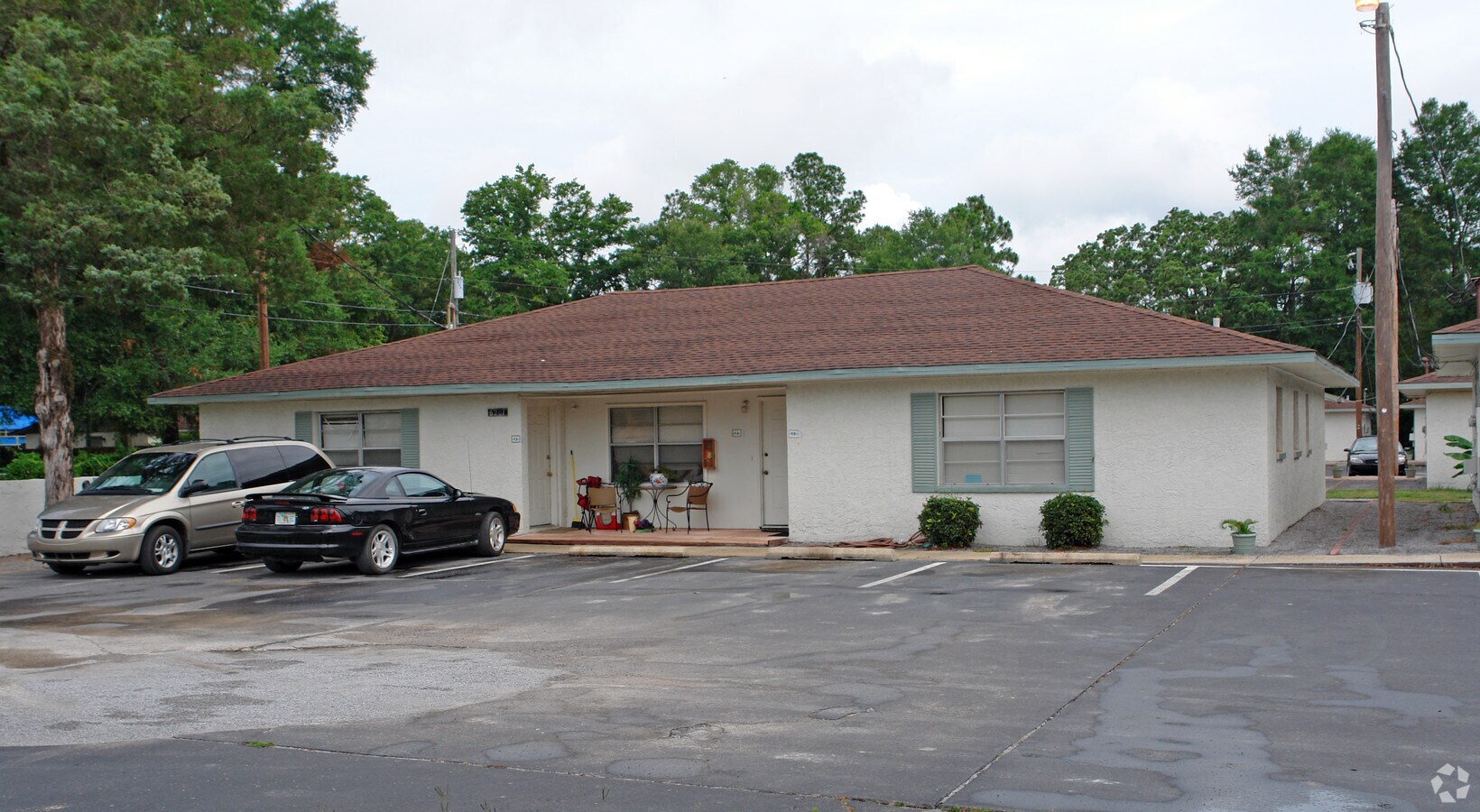 Twin Oaks Apartments - Twin Oaks Apartments