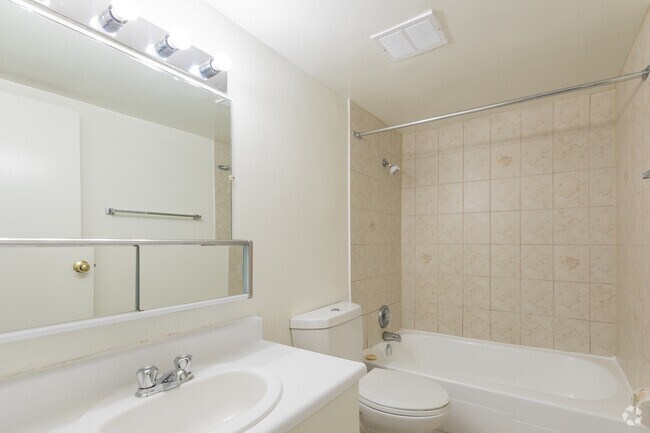 BACHELOR - 350SF - Bathroom - 2440 Hurontario St