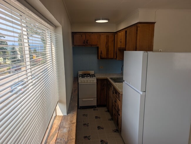 400 W 8th St