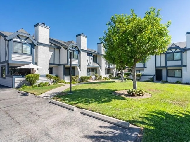 Photo - 19221 Sherman Way