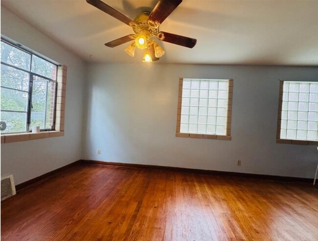 Photo - 43 Howard Ave Unidad Right