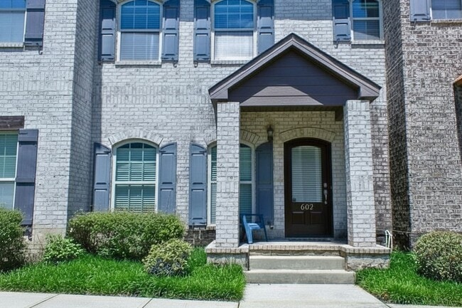 Building Photo - The Mount 3 Bed 3 Bath Condo! Available Now!
