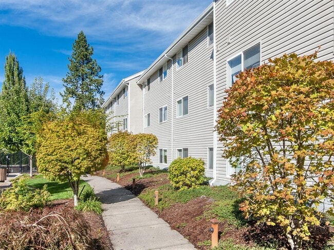 Cascade Woods Apartments, Aloha OR, Sidewalk Way - Cascade Woods Apartments