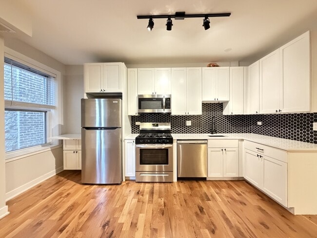 643 W Wrightwood Ave Unit 702