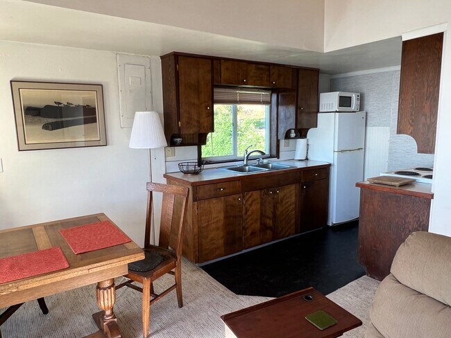 Fully equipped kitchen - 255 Bensell Ave