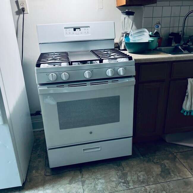 Gas range with griddle - 3642 S King Dr Unit 3