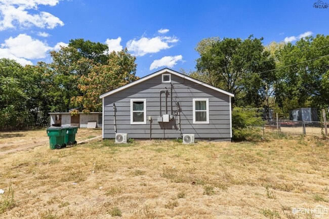 Photo - 715 E College St