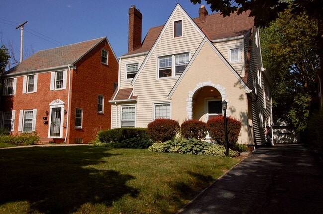 Photo - Pristine first floor unit! Unit 3559 Gridley Rd #A