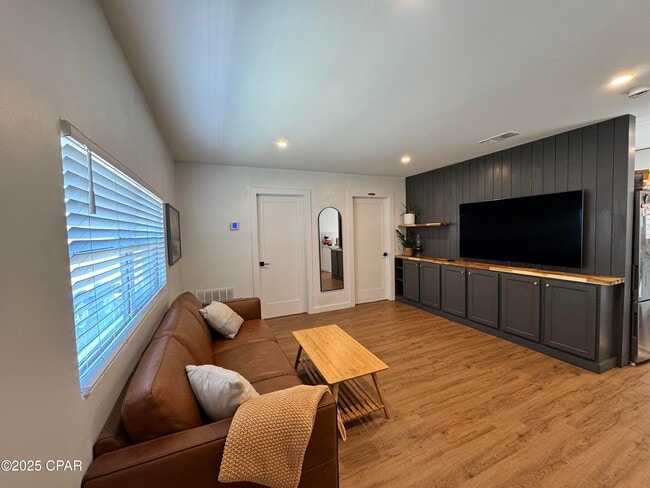 Building Photo - 6427 Oak Shr Dr Rental