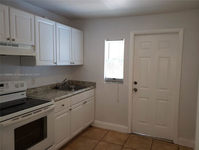 Photo - 580 NW 95th St Unidad 2