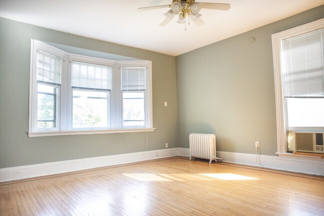 Photo - The Colonial (311-315 Woodward LLC)