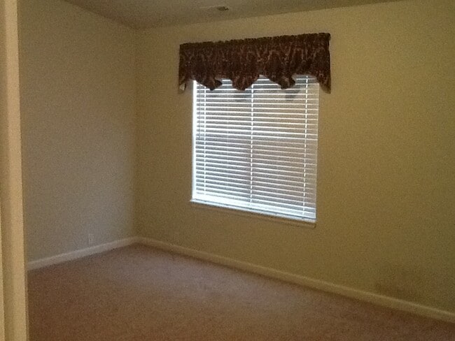 Photo - 936 Burning Bush Point