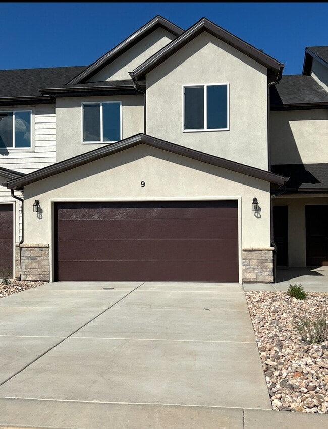 Building Photo - 3-Bedroom Townhouse with 2.5 Baths in Prim... Unit #9