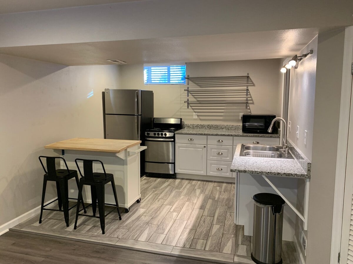 Bright Basement Studio Apartment in Louisv... - Bright Basement Studio Apartment in Louisv...