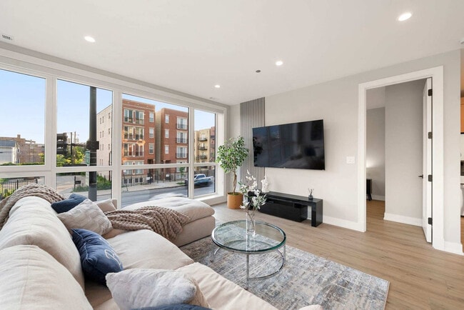 Building Photo - 2354 W Polk St Rental